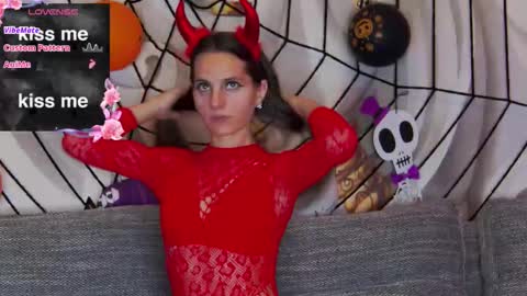 HaileyPeach online show from 10/31/25, 05:58