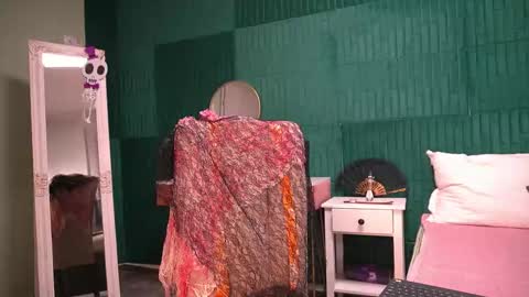 Hailey online show from 10/30/25, 04:14