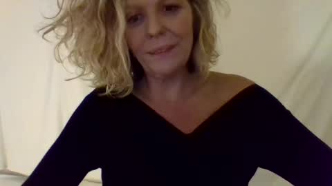 Snapshot of haileys123 chatting on 12/28/24, 05:02 Hailey online show from 12/28/24, 05:02