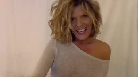 Snapshot of haileys123 chatting on 01/20/25, 02:11 Hailey online show from 01/20/25, 02:11