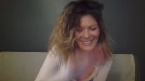 Snapshot of haileys123 chatting on 10/10/25, 09:25 Hailey online show from 10/10/25, 09:25