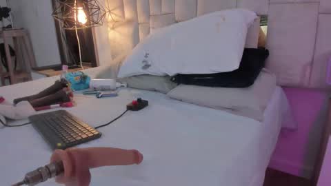 Snapshot of halie728 chatting on 10/18/25, 02:58 Halie online show from 10/18/25, 02:58