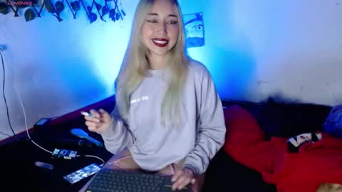 Snapshot of hallie_cam2 chatting on 10/16/25, 08:21 HALLIE online show from 10/16/25, 08:21