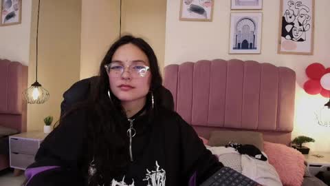 hanabie_ online show from 04/12/26, 03:33