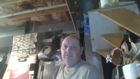 Snapshot of handiemanhere chatting on 10/22/25, 04:40 naked man online show from 10/22/25, 04:40