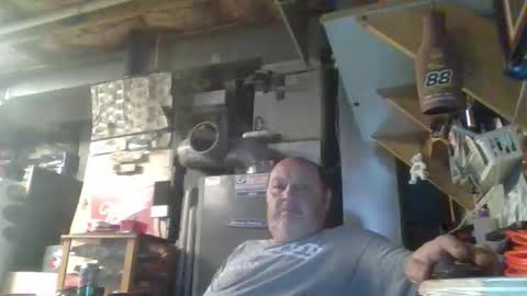 Snapshot of handiemanhere chatting on 05/17/26, 04:32 naked man online show from 05/17/26, 04:32