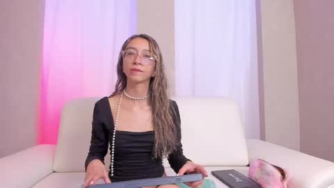 Snapshot of hannacarttier_ chatting on 06/01/26, 12:18 Hanna Carttier online show from 06/01/26, 12:18