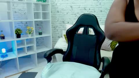 Hannah  online show from 10/15/25, 11:43