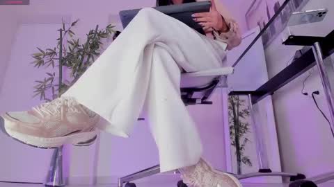 HANNAH HOWELL online show from 11/04/25, 09:41