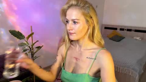 hannah levis  online show from 10/01/25, 08:09