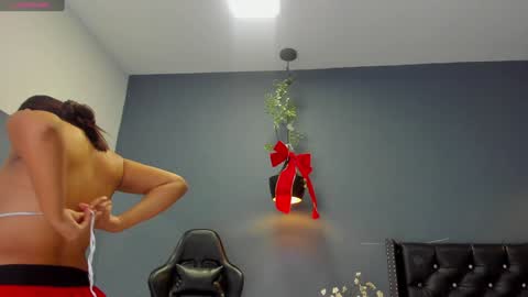 Snapshot of hannah_miller__ chatting on 12/18/24, 11:24 HANNAH MILLER online show from 12/18/24, 11:24