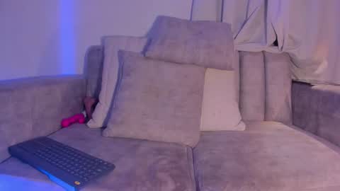 Hannah  online show from 11/21/25, 11:25