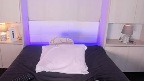 hannyk_ online show from 09/13/25, 04:34