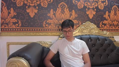 Snapshot of happy_cream_ chatting on 12/20/24, 02:49 happy_cream_ online show from 12/20/24, 02:49