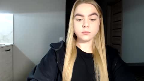 happy_fox_ online show from 02/25/25, 05:47