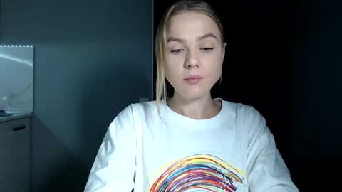 happy_fox_ online show from 10/19/25, 07:47