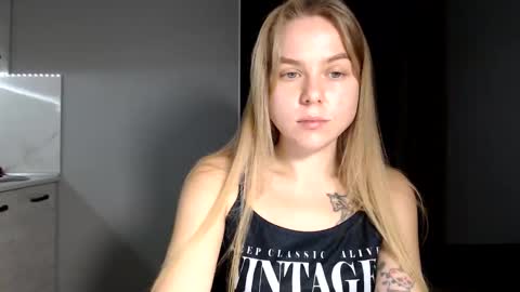 happy_fox_ online show from 11/28/25, 08:22