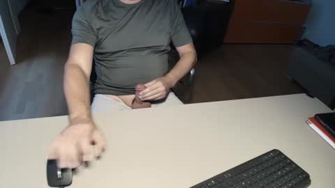 Snapshot of happybugger chatting on 09/20/25, 07:20 Cum for you online show from 09/20/25, 07:20