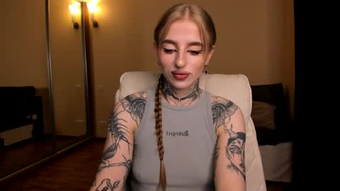 Snapshot of harley_kimm chatting on 05/17/26, 04:54 Julia online show from 05/17/26, 04:54