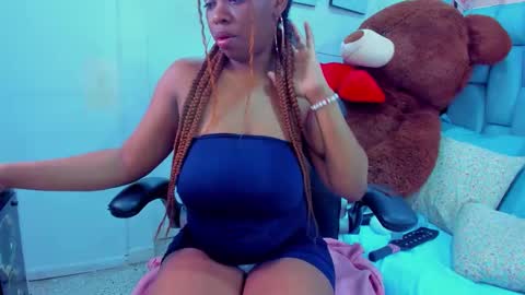 hazel_lanee online show from 11/12/25, 05:19