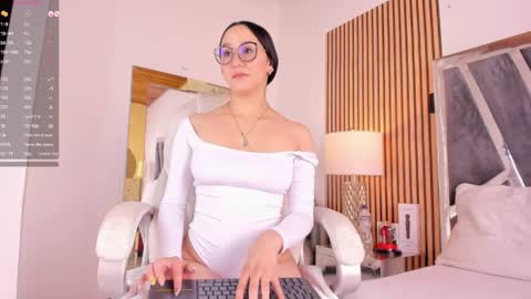 Snapshot of hazel_ross_tcw chatting on 02/19/25, 12:22  Hazel  online show from 02/19/25, 12:22