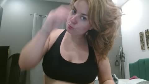 Snapshot of hazel_skye chatting on 05/06/26, 01:03 Hazel online show from 05/06/26, 01:03