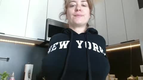 Snapshot of hazel_skye chatting on 05/30/26, 04:15 Hazel online show from 05/30/26, 04:15