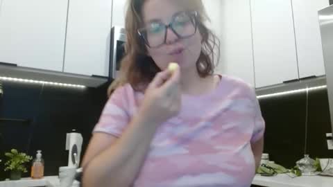 Snapshot of hazel_skye chatting on 06/08/26, 03:45 Hazel online show from 06/08/26, 03:45
