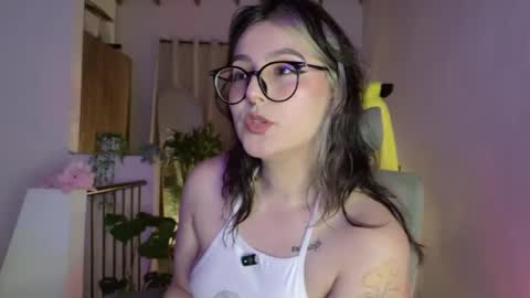 Snapshot of hazelbrownn23 chatting on 06/27/26, 01:43 Hazel Brown online show from 06/27/26, 01:43
