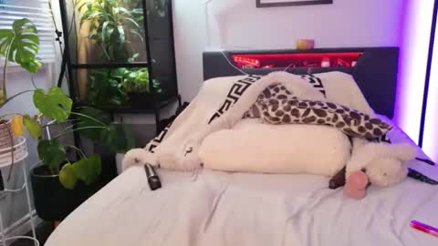 Hazeleo online show from 04/17/26, 12:02