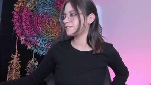 Snapshot of hazelkush00 chatting on 12/19/24, 08:44 HazelKush online show from 12/19/24, 08:44