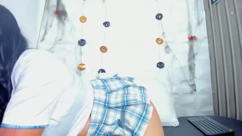 Snapshot of heather_dowd chatting on 10/26/25, 04:18  heather online show from 10/26/25, 04:18