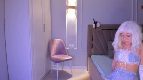 Snapshot of heejeeen chatting on 12/15/24, 12:28 Call me Mia online show from 12/15/24, 12:28