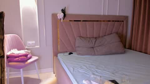 Snapshot of heejeeen chatting on 02/20/25, 02:24 Call me Mia online show from 02/20/25, 02:24