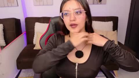 Snapshot of helen_diaz1 chatting on 04/19/26, 04:23 helen online show from 04/19/26, 04:23