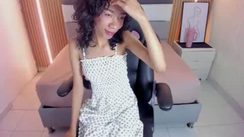 Snapshot of helenebird chatting on 06/24/26, 08:19 online show from 06/24/26, 08:19