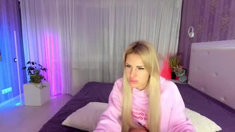 Snapshot of helensunshine chatting on 12/18/24, 04:09 Helen online show from 12/18/24, 04:09