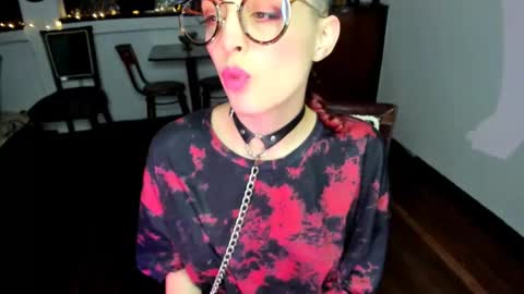 Snapshot of heliconiavannucci chatting on 10/19/25, 01:06 Heliconia online show from 10/19/25, 01:06