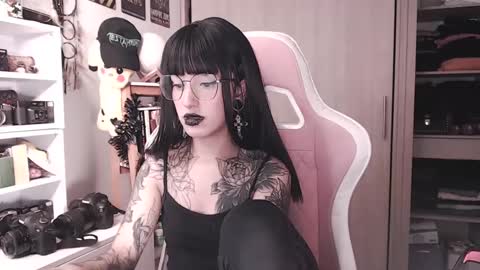 Snapshot of hell_666_xxx chatting on 10/11/25, 07:12 cher online show from 10/11/25, 07:12
