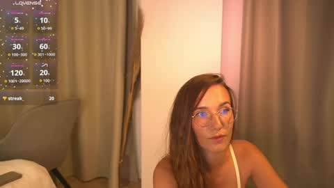 Snapshot of hell_lo chatting on 10/05/25, 06:06 Lorette Lory online show from 10/05/25, 06:06