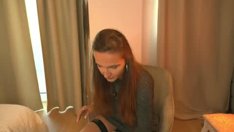 Snapshot of hell_lo chatting on 10/19/25, 01:23 Lorette Lory online show from 10/19/25, 01:23