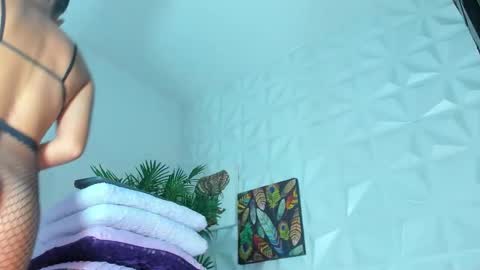 hellen     online show from 10/25/25, 07:08