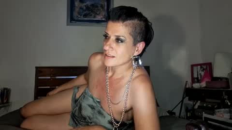 Snapshot of hellocleo40 chatting on 01/01/25, 10:35 Cleo online show from 01/01/25, 10:35