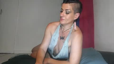 Snapshot of hellocleo40 chatting on 01/11/25, 12:33 Cleo online show from 01/11/25, 12:33