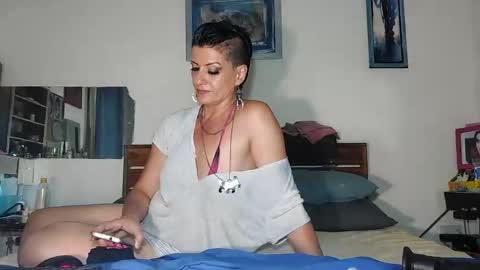 Snapshot of hellocleo40 chatting on 02/17/25, 09:30 Cleo online show from 02/17/25, 09:30