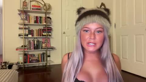 Snapshot of hellokittyluverr chatting on 11/04/25, 06:01 hellokittyluverr online show from 11/04/25, 06:01