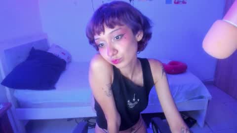 Snapshot of helloskinnygirls chatting on 02/02/26, 03:27 Raven and Momo online show from 02/02/26, 03:27
