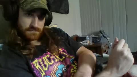 Snapshot of hellothereimcoolyo chatting on 09/15/25, 09:04 longhairbeardedguy online show from 09/15/25, 09:04
