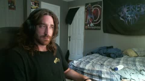 Snapshot of hellothereimcoolyo chatting on 07/05/26, 09:44 longhairbeardedguy online show from 07/05/26, 09:44