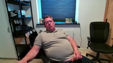 Snapshot of henrikrp1971 chatting on 05/06/26, 04:56 henrikrp1971 online show from 05/06/26, 04:56